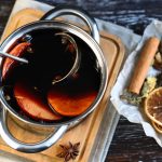 Comment préparer un vin chaud parfumé, sans le faire bouillir Casserole de vin rouge avec bâtons de cannelle, étoiles de badiane et rondelles d’orange pour préparer un vin chaud parfumé.