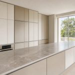 Équipements indispensables pour une cuisine moderne et pratique Cuisine moderne lumineuse et bien organisée avec rangements intégrés, plan de travail dégagé et électroménager discret.