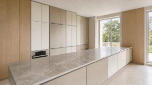 Cuisine moderne lumineuse et bien organisée avec rangements intégrés, plan de travail dégagé et électroménager discret.