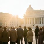 Pourquoi le pontificat de Léon XIV anime l’actualité et comment en suivre les enjeux La place Saint-Pierre au Vatican au lever du jour, avec une foule discrète et la silhouette d’un dignitaire religieux sur un balcon.